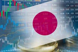 Japan-Flagge vor Börsenkursen (Foto: Freepik, bindawood) - Japan Aktien kaufen: Ende der Negativzinsen – neue Ära mit Potenzialen für Anleger