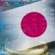 Japan-Flagge vor Börsenkursen - Aktien Negativzinsen Potenziale Anleger (Foto: Freepik, bindawood)