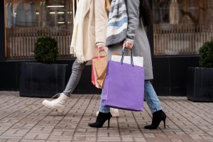 Beine und Taschen von Frauen beim Shoppen (Foto: freepik, freepik) - Konsumklima USA aktuell – Stimmung der Verbraucher verbessert