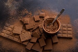 Schokoladentafeln und eine Schüssel mit Schokomasse (Foto: Freepik) - Teure Schokolade: Preis-Anstieg lockt Spekulanten - Kakao-Kurs toppt Bitcoin!
