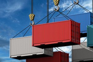 Kranhaken mit Containern - Sanktionen treffen Russlands Wirtschaft massiv