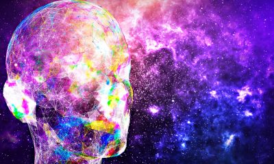 Digitalisierte Umrisse eines Kopfes vor Sternenhimmel (Foto: freepik, peshkovagalina)
