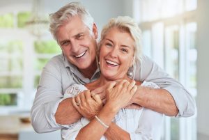 Mann und Frau mittleren Alters in guter Laune (Foto: freepik, YuriArcursPeopleimages) - Rente mit 63 – oder früher? Strategien für vorzeitigen Ruhestand
