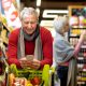 Älterer Mann im Supermarkt schaut auf sein Handy - Boomer Generation: Surfen, Shoppen, Zahlen (Foto: Freepik, prostock-studio)