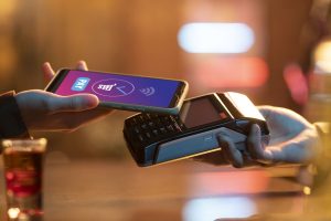 Mobiles Zahlen per Handy (Foto: freepik) - Bezahlen mit Handy: mobile Payment immer beliebter – ein Drittel für Bargeld-Aus