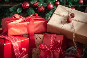 Geschenke in Geschenkpapier verpackt unter dem Weihnachtsbaum (Foto: freepik, pvproductions) - Tipps zu Weihnachten: Geschenke umtauschen und Gutscheine einlösen