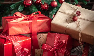 Geschenke in Geschenkpapier verpackt unter dem Weihnachtsbaum (Foto: freepik, pvproductions)