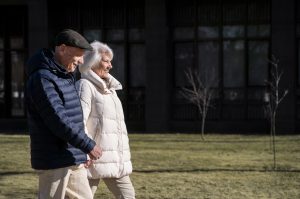 Rentner gehen gemeinsam spazieren - Lindners Konzept: So sichern Aktien die Rente