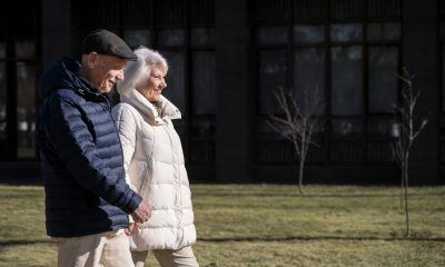 Rentner gehen gemeinsam spazieren