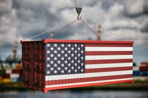 Schiffscontainer bemalt mit US-Flagge - Wahlen USA Trump (Foto: Freepik, Rawf8.com) - Wahlen USA: Trumps Einfuhr-Zölle würden Deutschlands BIP drastisch schrumpfen