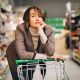 Schlecht gelaunte Frau mit Einkaufwagen in Supermarkt - Ausblick Deutschland 2024 Inflation und Wirtschaftskrise –Verbraucher sind pessimistisch (Foto: Freepik, senivpetro)