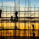 Silhouetten von Bauarbeitern auf einem Gerüst - Baubranche Krise aktuell (Foto: freepik, stevanovicigor)