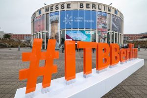 Südeingang der ITB Berlin 2023 (Foto: Messe Berlin GmbH) - ITB Berlin 2024: Messe für Reise und Tourismus - Überblick und Highlights