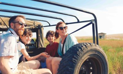 Mann, Frau und 2 Kinder auf der Pritsche eines Jeeps (Foto: TUI AG)
