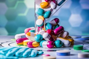 Viele bunte Pillen (Foto: Freepik, Flowo) - Arzneimittel und KI: ChatGPT managt Einnahme von Medikamenten