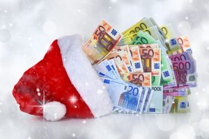 Weihnachtsmünze mit vielen Euroscheinen (Foto: Freepik, Rawf8.com) - 9 Finanztipps zum Jahresende 2023: Geld sparen, Steuern senken und Förderung sichern
