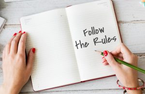 Notizbuch mit einer Überschrift "Follow the rules" (Foto: Freepik, rawpixel.com) - Regeln beim Investment: 7 Anlagemaximen - und ihre Kehrseiten