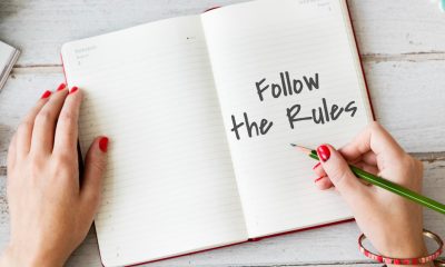 Notizbuch mit einer Überschrift "Follow the rules" (Foto: Freepik, rawpixel.com)