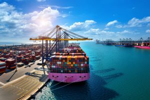 Luftbild von Schiff mit Containern in Hafen - Seecontainer wird zur smarten Hightech-Box