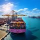 Luftbild von Schiff mit Containern in Hafen