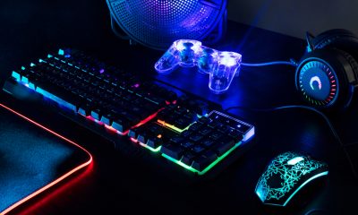 Beleuchtete Neon-Tastatur und Equipment zum Gaming