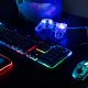 Beleuchtete Neon-Tastatur und Equipment zum Gaming