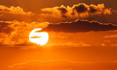 Untergehende Sonne, teilweise von Wolken bedeckt (Foto: Freepik, wirestock)