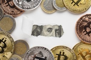  Bitcoin-Münzen mit dem Gesicht von der US-Dollarnote (Foto: Freepik) Bitcoin-ETF Gebühren: Anbieter eröffnen die Preisschlacht