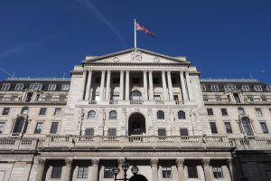 Gebäude der Bank of England in London (Foto: freepik, claudiodiv) - BoE Entscheid aktuell – britischer Leitzins nach Inflationsschock