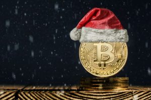 Goldene Bitcoin-Münze mit einer Weihnachtsmütze (Foto: freepik, goodphoto) - Bitcoin Prognose Update – Jetzt investieren?