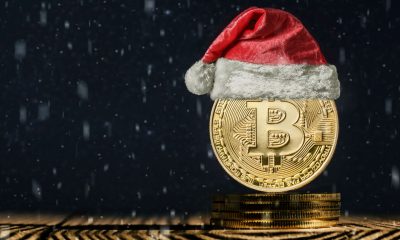 Goldene Bitcoin-Münze mit einer Weihnachtsmütze (Foto: freepik, goodphoto)