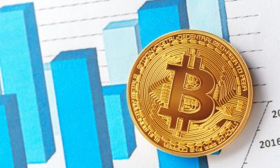 Bitcoin-Münze mit Diagramm im Hintergrund (Foto: Freepik)