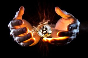 Leuchtende Bitcoin-Münze zwischen zwei Händen - (Foto: Freepik, snowing) - Bitcoin Prognose Update: Bullish trotz Binance!