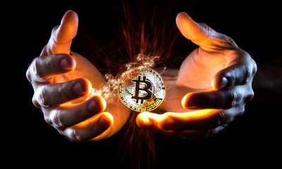 Leuchtende Bitcoin-Münze zwischen zwei Händen - Prognose Update (Foto: Freepik, snowing)