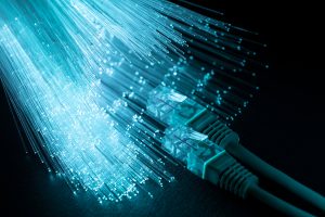 Schnelles Internet: Glasfasern und Lan-Stecker (Foto: freepik, freepik) - Glasfaser: Telekom und GdW zünden Turbo – kostenfrei für Millionen Mieter