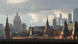 Blick über die Moskwa auf den Kreml (Foto: freepik, RedFoxBrush) - Deutsche Exporte nach Russland halbiert