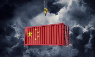 Container mit chinesischer Flagge, dahinter dunkle Wolken (Foto: freepik, inkdrop)