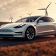 E-Auto von Tesla vor Windkraftanlagen (Foto: Freepik, Reazour Rahaman Rabbi)
