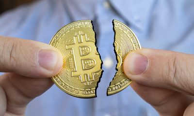 Halving - Hände teilen eine Bitcoin-Münze in 2 Hälften (Foto: Freepik, MrDm)