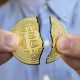 Halving - Hände teilen eine Bitcoin-Münze in 2 Hälften (Foto: Freepik, MrDm)