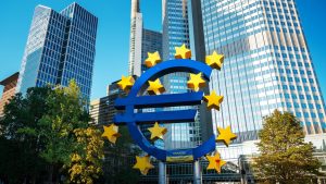 Euroskulptur in Frankfurt - Die Europäische Zentralbank hat die Leitzinsen kräftig angehoben