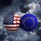 Zwei Kugeln mit Flaggen der USA und der EU stoßen aufeinander vor Gewitter-Kulisse (Foto: freepik, inkdrop)