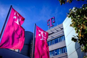Telekom-Konzernzentrale in Bonn mit Telekom-Flaggen (Foto: Norbert Ittermann) - Telekom Quartalszahlen: Aktie steigt und Gewinne in USA – Prognose und Übersicht