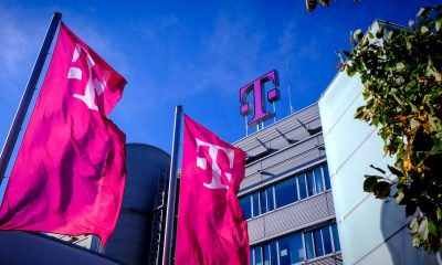 Telekom-Konzernzentrale in Bonn mit Telekom-Flaggen (Foto: Norbert Ittermann)