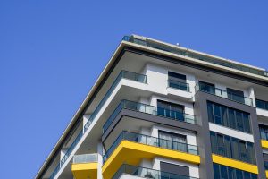 Modernes Mehrfamilienhaus mit Balkonen (Foto: freepik, mister_big) - Neubauziele: Regierung scheitert und Experten fürchten Wohnungsnot