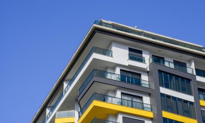 Modernes Mehrfamilienhaus mit Balkonen (Foto: freepik, mister_big)