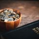 Schale mit Geldstücken, daneben eine Bibel (Foto: freepik, doidam10)