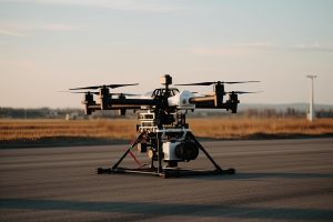 Drohne auf einer Flughafen-Landebahn (Foto: Freepik, vusal3d) - Kritische Infrastruktur: KI-Drohne schützt Flughäfen