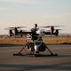 Drohne auf einer Flughafen-Landebahn (Foto: Freepik, vusal3d)