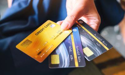 Eine Hand hält mehrere Kreditkarten (Foto: freepik, farknot)